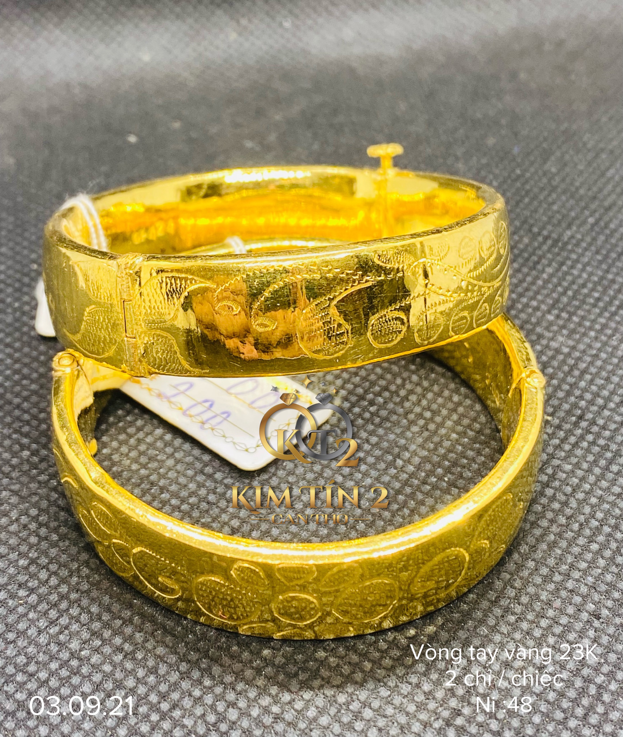 Khám phá mẫu vòng tay nam vàng 24k mới nhất 2024 tại tiệm vàng Kim Tín. Được chế tác từ vàng 24k cao cấp và được đính kèm 2 chỉ vàng, chiếc vòng tay này sẽ đem lại phong cách sang trọng và lịch lãm cho các quý ông.